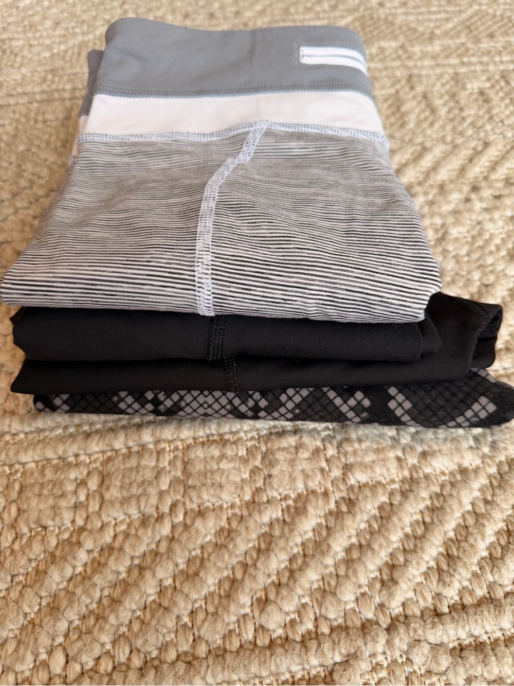 4 pcs. LULULEMON BUNDLE Leggings - Size 4 - Picture 10 of 10